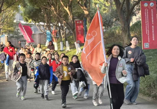 蛇年新啟 夢想續(xù)航——中國部·小學(xué)元旦迎新活動